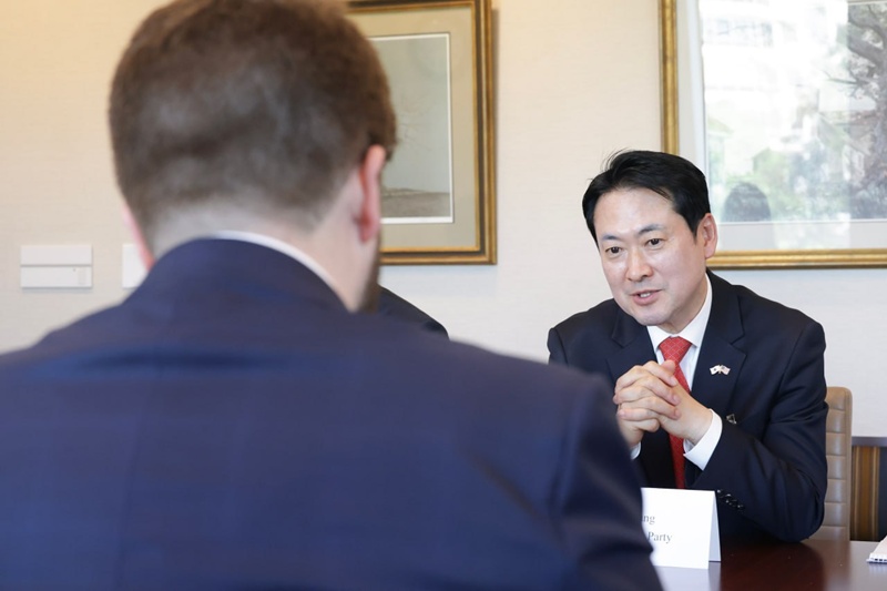 장 대표는 국민이 체감할 수 있는 방미 성과로 ‘비자 문제’를 언급했다. 국무부 고위관계자로부터 한국 기업들의 비자 문제에 적극 협조하겠다는 답변을 들었다고 설명했다. 그러나 이는 구두 수준의 약속일뿐, 별도의 협약 체결이나 공식 문서로 이어지진 않았음을 분명히 했다. / 국민의힘 제공