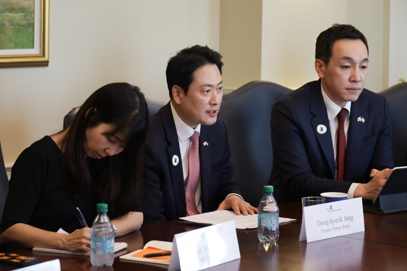 장동혁 대표는 ‘이재명 대통령의 SNS 논란’, ‘정동영 통일부장관의 구성 핵시설 발언 논란’ 등으로 정부발 외교 리스크가 노출되고 있음을 지적하며, 이런 상황에서 야당이 문제 해결을 위해 노력하는 모습을 국민들이 좋게 평가해 줄 것이라고 주장했다. / 국민의힘 제공