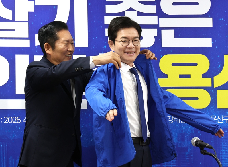 정원오 더불어민주당 서울시장 후보 측은 20일 선거대책위원회 구성 명단을 발표했다. 사진은 정청래 대표가 지난 17일 서울 용산구에서 열린 현장 최고위원회의에서 정 후보에게 당 점퍼를 입혀주고 있는 모습. / 뉴시스