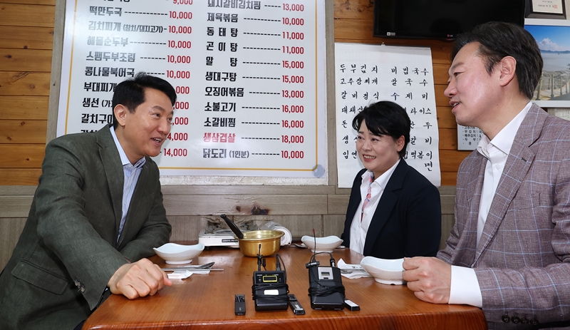 오세훈 국민의힘 서울시장 후보는 선거대책위원회 구성에 대해 ‘원팀’을 강조하면서도 장동혁 국민의힘 대표에 대해선 거리를 뒀다. 사진은 오 후보가 지난 19일 서울 종로구 한 식당에서 서울시장 후보 경선을 펼친 윤희숙 전 의원, 박수민 의원과 오찬을 하고 있는 모습. / 뉴시스