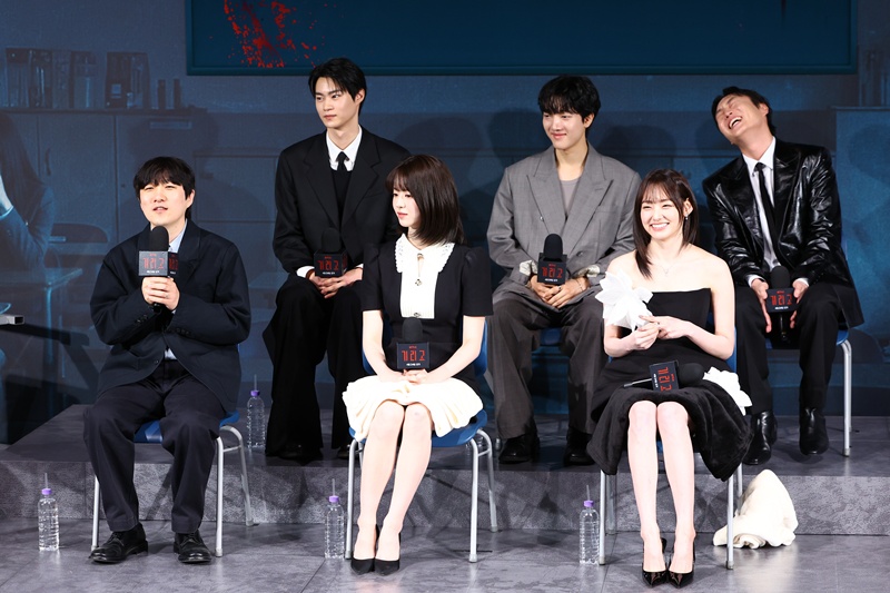 ‘기리고’ 기자간담회에 참석한 박윤서 감독(앞줄 왼쪽)과 배우들. / 뉴시스