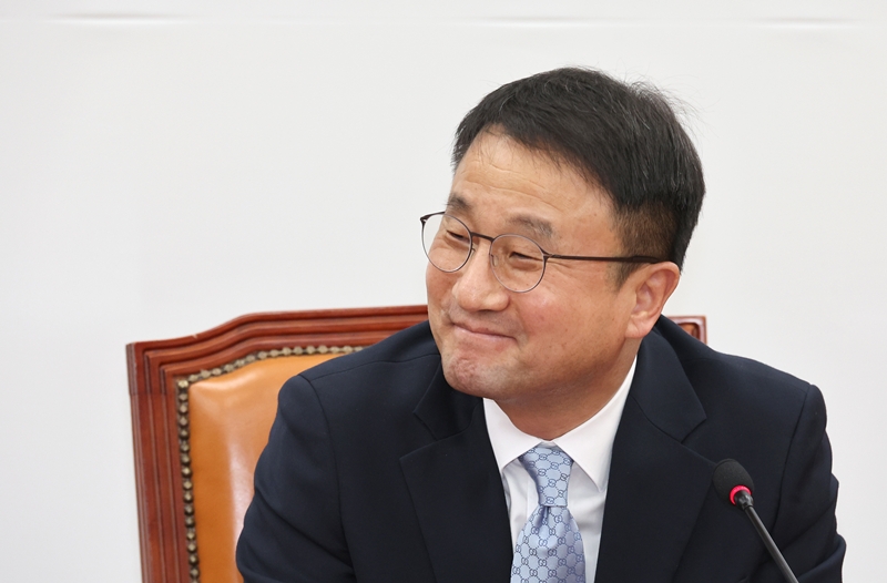 한병도 더불어민주당 원내대표가 21일 오후 서울 여의도 국회에서 원내대표 연임을 위한 사퇴 기자회견을 하고 있다. / 뉴시스