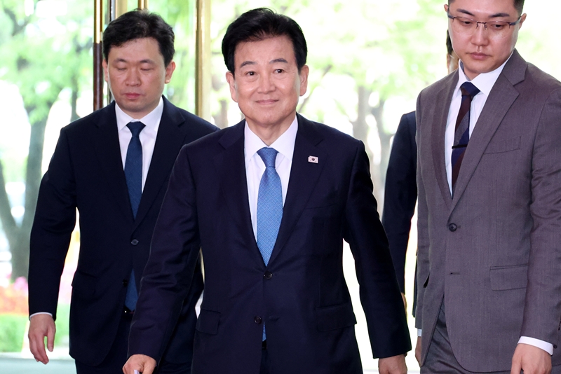 정동영 통일부 장관이 20일 오후 서울 종로구 정부서울청사로 들어서고 있다. 이날 정 장관은 '북한 구성시 핵시설' 발언과 관련해 입장을 밝혔다. / 뉴시스