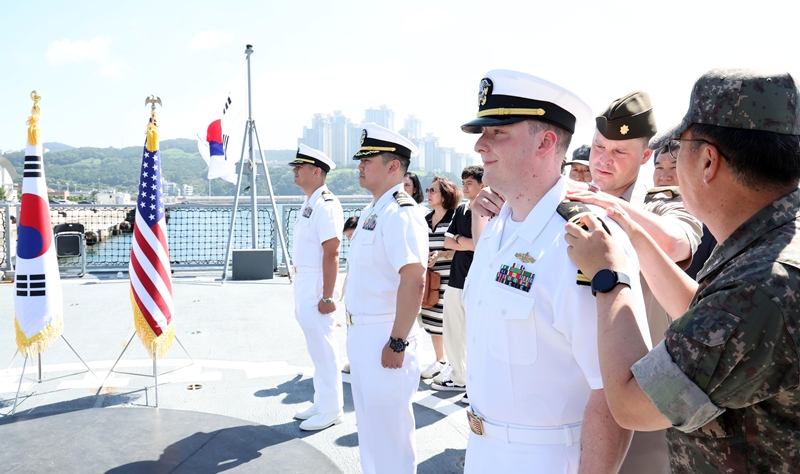 야권은 정 장관의 발언이 한미동맹에 균열을 내고 있다고 맹폭했다. 아울러 그의 사퇴도 주장했다. 사진은 지난 2024년 8월 2일 부산 남구 해군작전사령부 부산작전기지 부두에 정박 중인 신형 호위함 '경남함'(FFG-Ⅱ)에서 열린 주한미해군사령부 진급식 모습. / 뉴시스