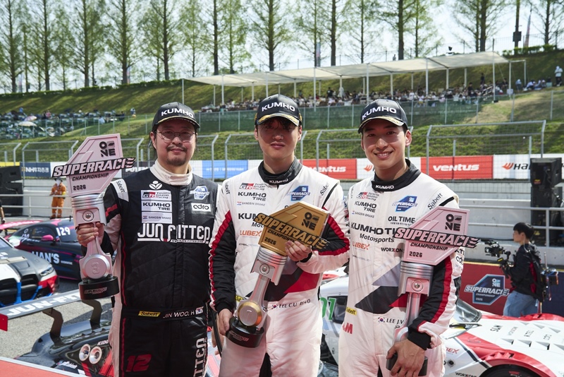 금호 SL모터스포츠팀 이창욱 선수(사진 중앙), 이정우 선수(사진 오른쪽)와 준피티드 레이싱팀 황진우 선수(사진 왼쪽)가 토요타 가주 레이싱 6000 클래스 2라운드 포디엄을 석권하며 기념 사진을 촬영하고 있다. / 금호타이어 