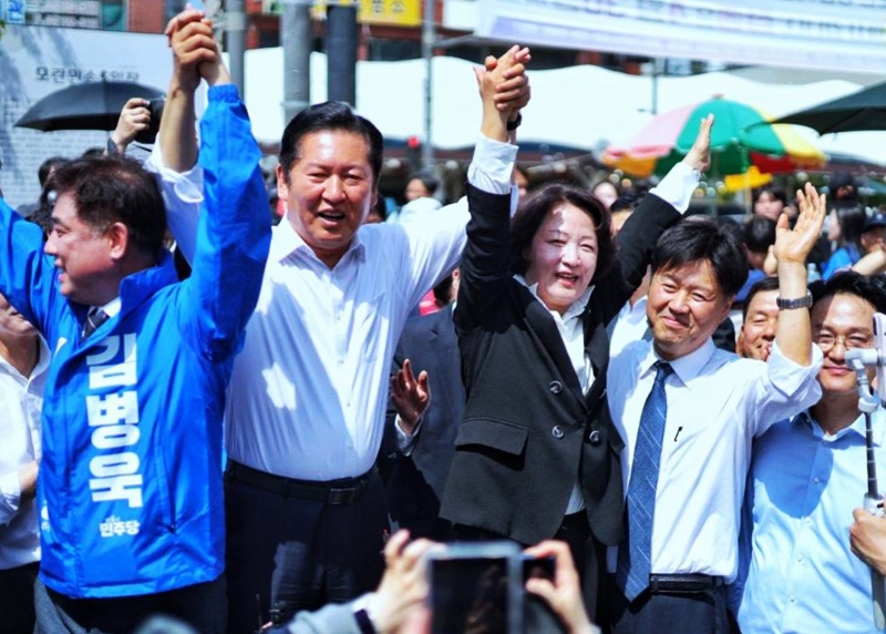 민주당 내부에서 김용 전 부원장 출마론이 확산되며 공천 여부가 재선거의 핵심 변수로 부상하고 있다. 사진은 김병욱 성남시장 예비후보, 정청래 더불어민주당 당대표, 추미애 경기도지사 후보, 김용 전 민주연구원 부원장이다. / 김용 SNS 갈무리