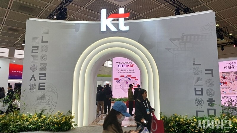 22일 통신3사는 서울시 강남 코엑스에서 열린 국내 최대 규모 ICT(정보통신기술) 전시회 ‘2026 월드IT쇼’에 참가해 AI 기술을 선보였다. / 조윤찬 기자