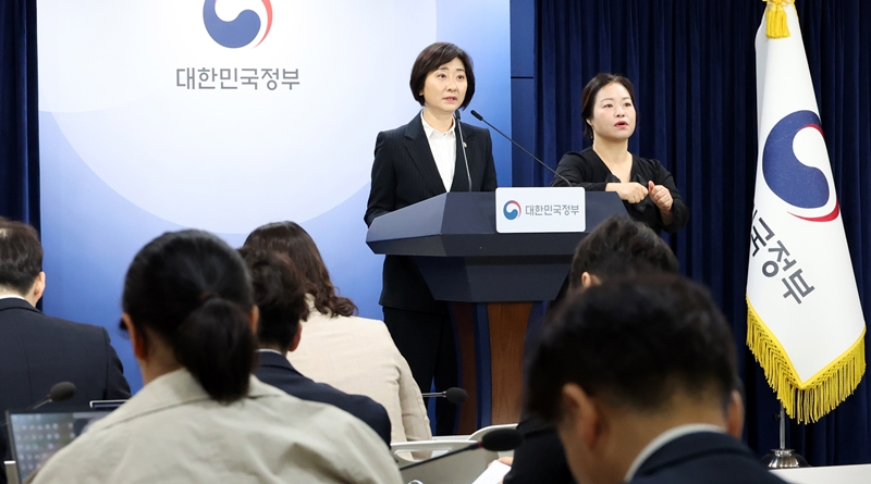 보건복지부는 22일 '아동학대 예방 및 대응강화 방안'을 발표했다. 사진은 이스란 보건복지부 1차관이 이날 서울 종로구 정부서울청사에서 '아동학대 예방 및 대응강화 방안' 브리핑을 하고 있는 모습이다. / 뉴시스