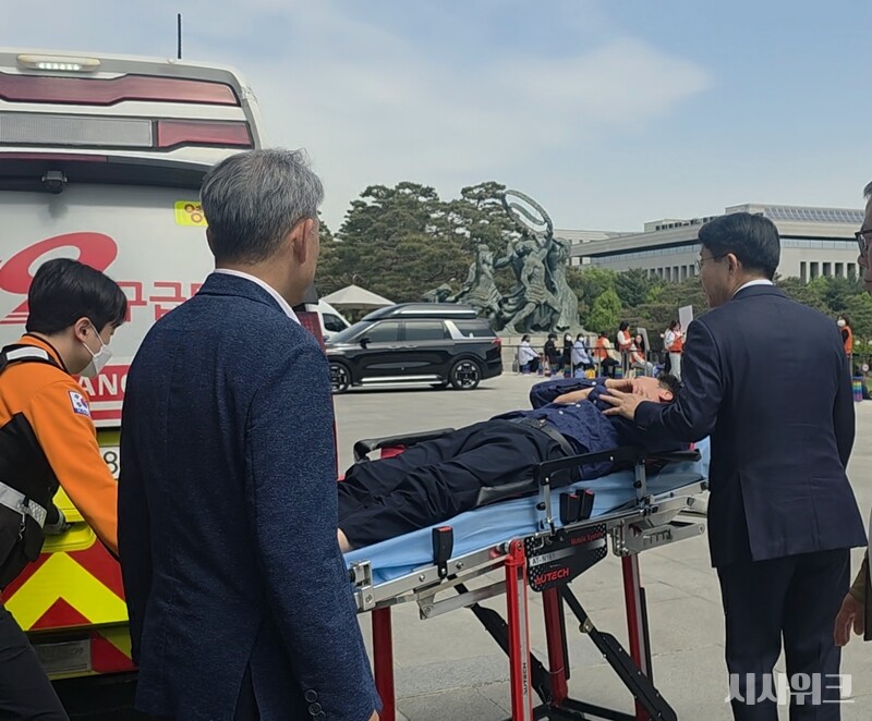 더불어민주당 안호영 의원이 22일 오후 응급차에 실려 병원으로 이송됐다. / 사진=김소은 기자