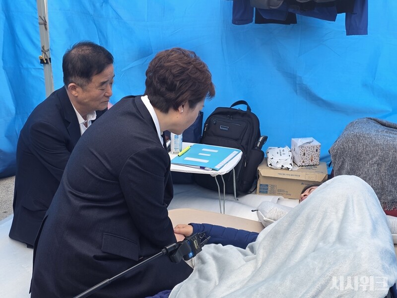 더불어민주당 강득구·이언주 의원이 안호영 의원의 단식장에 방문했다. / 사진=김소은 기자