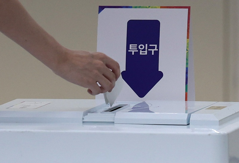 광역의원은 ‘광역단체의 입법부’ 역할을 담당하는 광역의회에 소속된 의원이다. 이들은 지역의 ‘법’에 해당하는 조례를 만들거나 폐지할 수 있으며, 광역단체의 예·결산 심사를 담당하기도 한다. 기초의원은 기초단체(시·구·군) 의회에 소속된 의원으로, 경기도 평택시의 평택시의회 의원, 부산 북구의 구의회 의원 등을 생각하면 된다. / 뉴시스