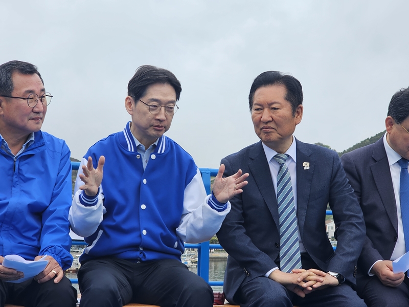 정청래 더불어민주당 대표가 22일 오전 경남 통영시 욕지도 선상에서 열린 최고위원회의에서 김경수 민주당 경남지사 후보와 대화를 하고 있다. / 뉴시스