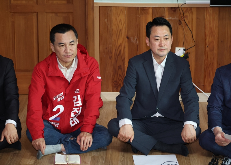 장동혁 국민의힘 대표와 김진태 강원지사 후보가 22일 오전 강원도 양양군 손양면 수산리어촌마을회관에서 열린 지도부 방문 지방선거 공약 발표 현장에 참석해 있다. / 뉴시스