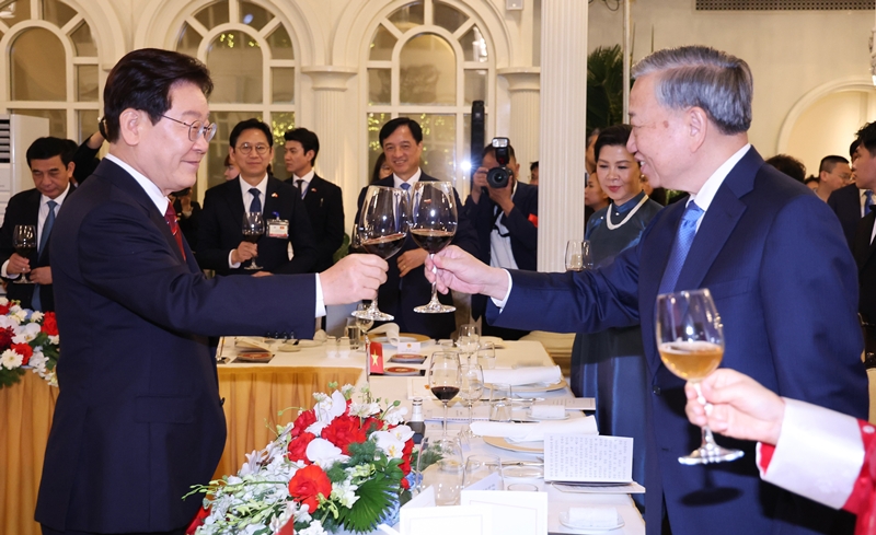 이재명 대통령과 또 럼 베트남 당 서기장 겸 국가주석이 22일(현지시간) 베트남 하노이 영빈관에서 열린 국빈만찬에서 건배하고 있다. / 뉴시스