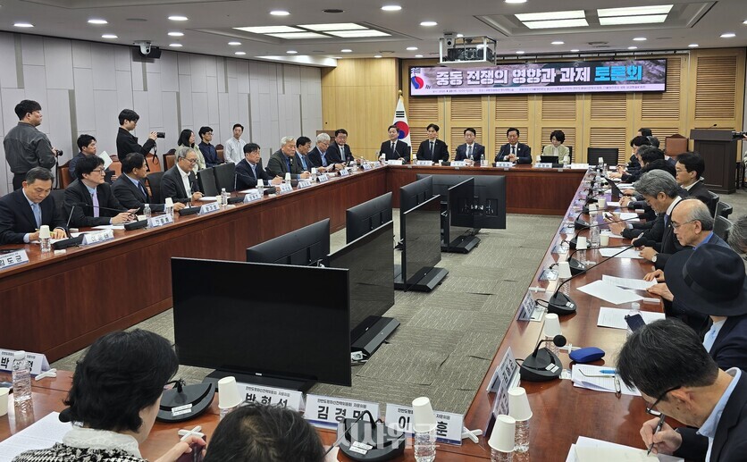 중동 전쟁 장기화로 에너지 수급과 외교 대응 문제가 제기되는 가운데, 국회에서 공급망 대응과 정책 방향을 둘러싼 논의 필요성이 제기되고 있다. / 사진=김두완 기자