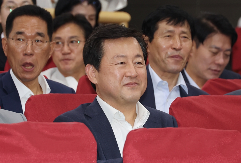 김용남 전 의원이 지난해 서울 여의도 국회 의원회관에서 열린 '경제는 민주당 : 코스피 5000시대 실현을 위해 민주당이 할 일 : ①부동산편' 특강에 참석해 강연을 듣고 있다. / 뉴시스