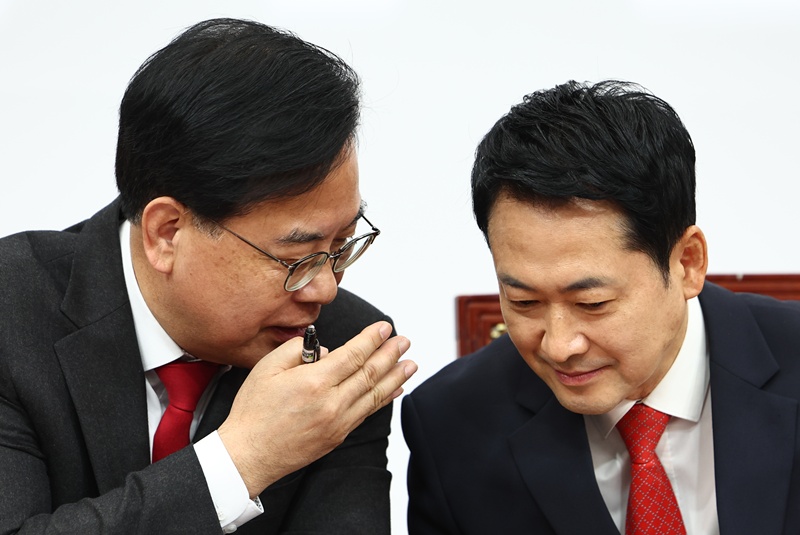 국민의힘이 ‘부산 북구갑’ 공천 문제를 두고 불협화음을 내고 있다. 장동혁 대표가 ‘무공천은 없다’는 기조를 고수하는 반면, 당내에서는 선거 승리를 위해 무공천이 필요하다는 목소리가 커지고 있기 때문이다. 사진은 장동혁 국민의힘 대표가 지난달 30일 최고위원회의에서 송언석 원내대표와 대화하는 모습. / 뉴시스