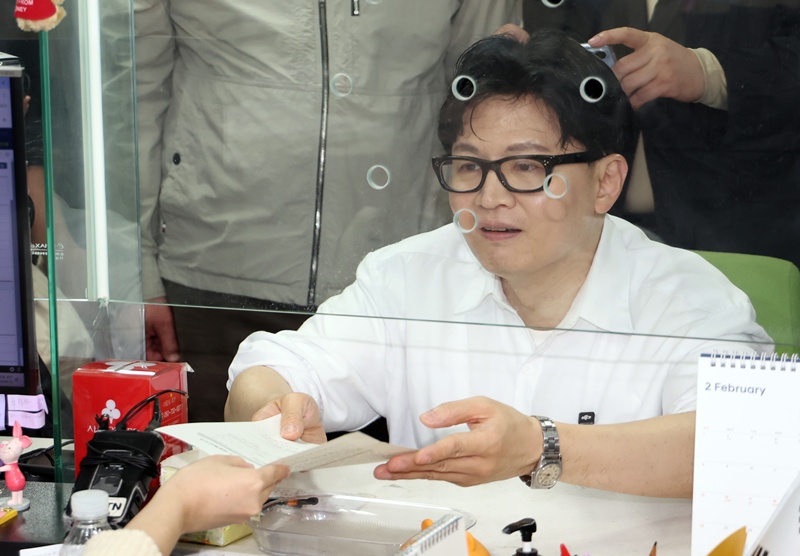 한 전 대표와의 연대 필요성에는 당내 공감대가 형성돼 있는 모양새다. 곽규택 원내수석대변인은 “당에서 이번 선거의 중요성을 생각한다면 한 전 대표가 국민의힘에 다시 들어와 단일화해서 나가는 게 좋지 않겠냐”고 말했다. 사진은 지난 14일 한동훈 전 대표가 부산 북구 만덕2동행정복지센터에서 전입신고를 하는 모습.  / 뉴시스