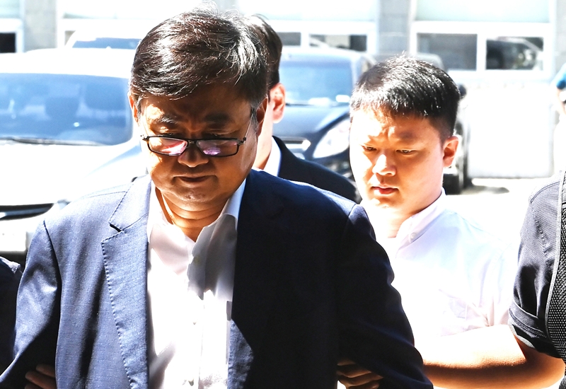 23명이 숨진 ‘아리셀 참사’로 기소된 박순관 아리셀 대표(왼쪽)와 박중언 총괄본부장이 항소심에서 각각 징역 4년과 7년을 선고받았다. / 뉴시스