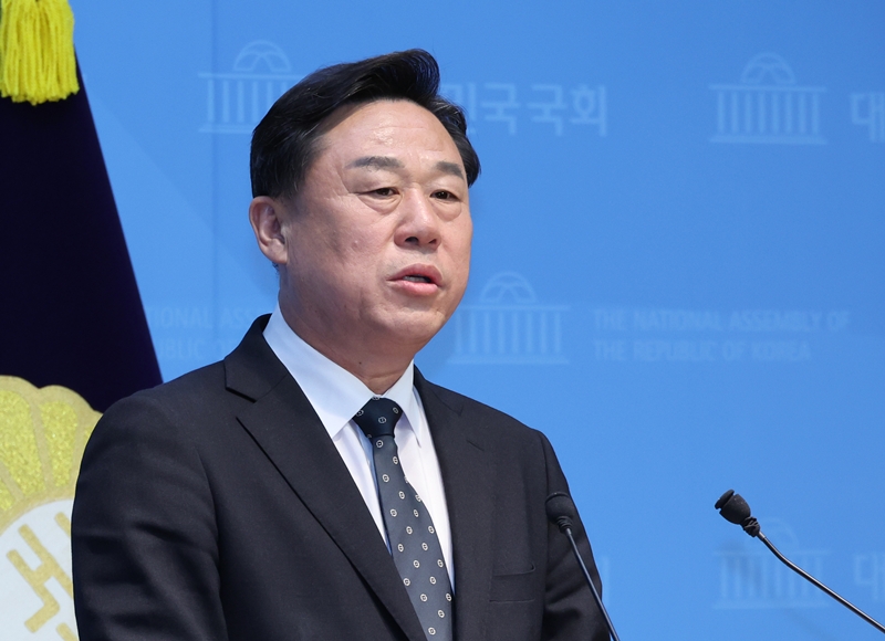 김종훈 진보당 울산시장 후보가 지난 14일 오후 서울 여의도 국회 소통관에서 진보진영 단일화 관련 기자회견을 하고 있다. / 뉴시스