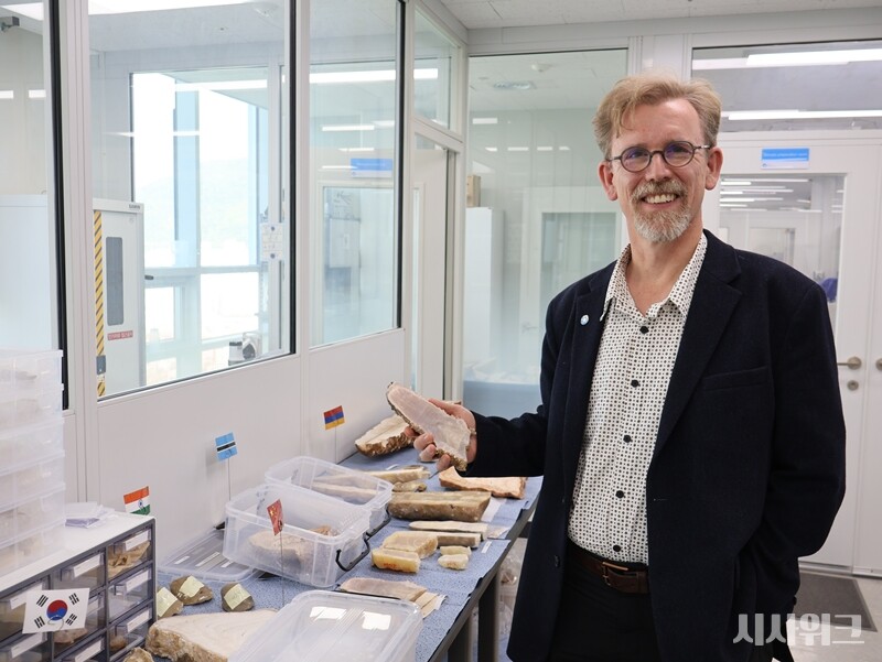 기초과학연구원(IBS) 기후물리연구단(ICCP)의 악셀 팀머만(Axel Timmermann) 단장은 셜록 홈즈처럼 과거의 흔적을 따라 사건을 추적한다. 여기서 사건은 범죄가 아닌 지구 곳곳에 흔적을 남기고 있는 ‘기후변화’라는 차이점이 있다. / 사진=박설민 기자