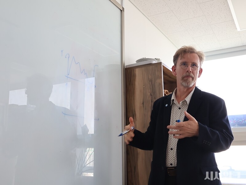 악셀 팀머만 단장은 2017년 IBS 기후물리연구단 설립과 함께 한국에서 연구 활동을 시작했다. 그전에는 독일 함부르크 막스플랑크연구소를 거쳐 미국 하와이대에서 2016년까지 교수로 재직했다. / 사진=박설민 기자