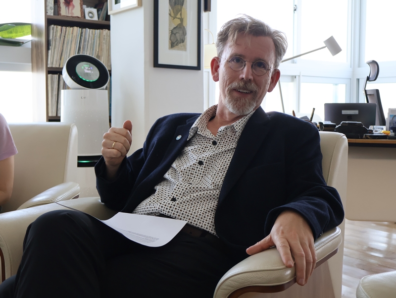 팀머만 단장은 ‘과거’의 단서에서 현재 기후변화의 흐름에 집중할 필요가 있다고 강조한다. 그는 “우리 연구단의 가장 중요한 철학은 바다나 대기 등 기후 요소들을 따로 연구하는 것뿐만 아니라 이들이 어떻게 상호작용하는지, 또 어떻게 변화하는지 입증하는 것”이라고 말했다. / 사진=박설민 기자