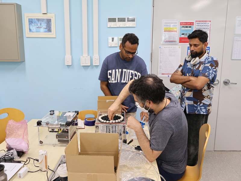 IBS 기후물리연구단의 연구원들이 샘플들을 분석하는 모습. 마치 미국드라마에 등장하는 ‘범죄수사대’에서 증거물을 수집하는 것과 비슷한 모습이었다. / 사진=박설민 기자