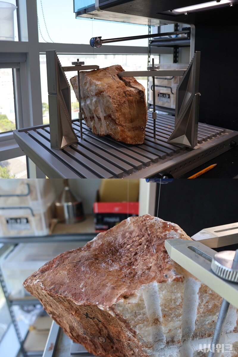 석순 샘플을 와이어로 잘라내고 있는 모습. 하나의 석순을 자르는데 걸리는 시간은 짧게는 2~3시간에서 길게는 5시간 이상이 걸린다. 잘린 면이 매끄럽고 완전한 평면이어야 정확한 연구데이터를 얻을 수 있기 때문이다. / 사진=박설민 기자