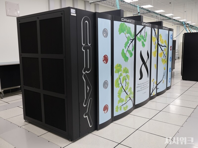 IBS 기후물리연구단 실험실에는 첨단장비들도 연구에 활용한다. 대표적으로는 2019년 IBS 리서치솔루션센터(RSC)에 도입된 슈퍼컴퓨터 ‘알레프(ALEPH)’가 있다. 이를 활용해 기후물리연구단에서는 ‘복합지구시스템모델(Community Earth System Model, CESM)’ 등을 진행한다. / 사진=박설민 기자