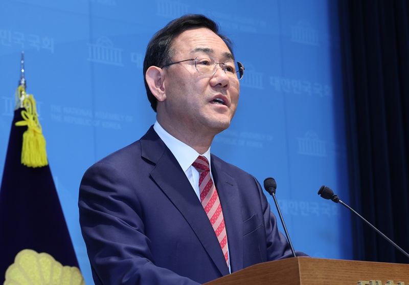 주호영 국민의힘 의원이 대구시장 불출마를 선언했다. 주 의원은 법원의 결정에 유감을 표하면서도 “(기각 결정으로) 어처구니없는 공천 절차가 결코 정당화될 수는 없다”고 당을 비판했다. 사진은 주 의원이 23일 국회에서 기자회견을 진행하는 모습. / 뉴시스