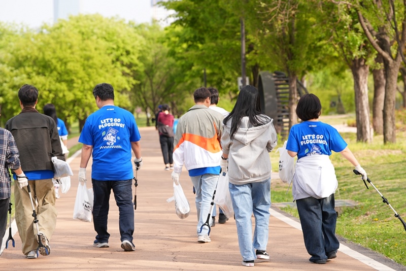 오토플러스는 최근 서울 양화 한강공원 일대에서 임직원 참여형 환경 정화 활동 캠페인 ‘오플로깅(A+logging)’을 진행했다. / 오토플러스 