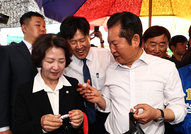 더불어민주당이 인천 지역 국회의원 재보궐 선거 공천을 마무리하면서, 최대 관심사인 경기 지역 재보선 공천의 교통정리가 어떻게 이뤄질지 주목된다. 사진은 정청래 대표가 지난 19일 경기 성남 모란시장 민속5일장에서 김용 전 민주연구원 부원장에게 사탕을 건네고 있는 모습. / 뉴시스