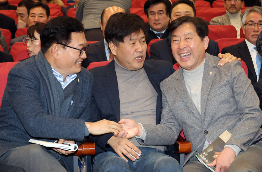 김용(가운데) 전 민주연구원 부원장이 지난 2월 12일 서울 여의도 국회 의원회관에서 열린 자신의 저서 '대통령의 쓸모' 출판 기념회에서 송영길 전 민주당 대표, 황명선 민주당 최고위원과 인사를 나누고 있다. / 뉴시스