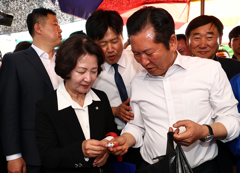 김용 전 민주연구원 부원장이 지난 19일 오후 경기 성남시 모란시장 민속5일장에서 민생현장방문중인 정청래 대표에게 사탕을 달라고 말하고 있다. / 뉴시스