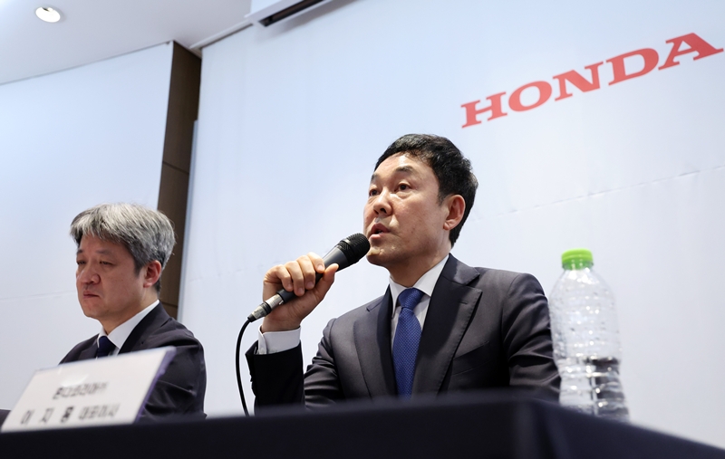 혼다코리아가 올해를 끝으로 한국 시장에서 자동차 사업부를 정리한다. 사진은 지난 23일 삼성동 코엑스에서 진행된 혼다코리아 긴급 기자회견에서 이지홍 혼다코리아 대표이사가 국내 철수와 관련해 입장을 밝히는 모습. / 뉴시스