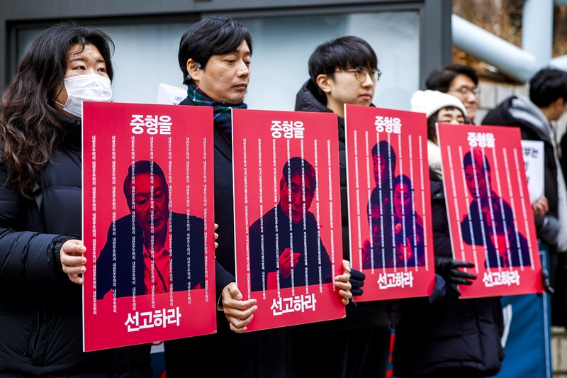 윤석열 전 대통령이 비상계엄 선포 여건 조성을 위해 한반도 긴장 상황을 유발하려 했다는 혐의로 징역 30년이 구형됐다. 사진은 지난 1월 서울 서초구 서울중앙지방법원 앞에서 열린 윤석열 중형 촉구 서명 및 의견서 제출 기자회견에서 참여연대 및 민주사회를 위한 변호사모임 관계자들이 피켓을 들고 있는 모습이다. / 뉴시스