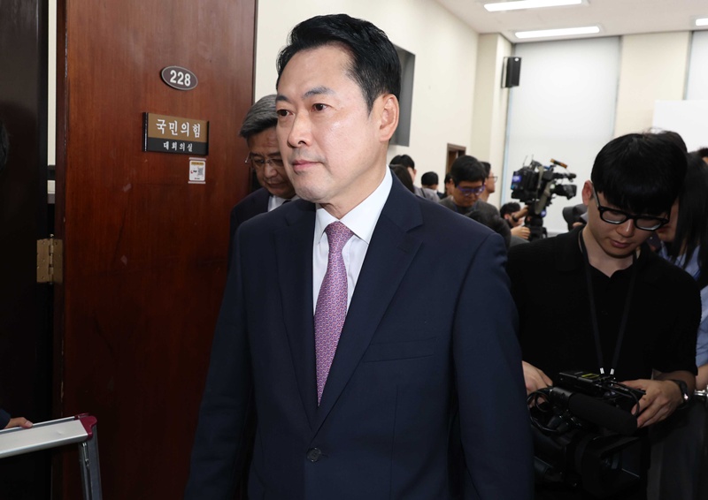 24일 오전 기자간담회에 나선 장동혁 대표는 낮은 지지율에 대해 “최근 다른 여론조사의 추이와 조금 다른 결과”라며 큰 의미를 두지 않겠다는 뜻을 내비쳤다. 이어 “지지율이 낮은 이유 중 하나는 내부의 여러 갈등들로 인해 우리의 힘이 하나로 모이지 못하고 있기 때문”이라며 책임을 외부로 돌리기도 했다. / 뉴시스