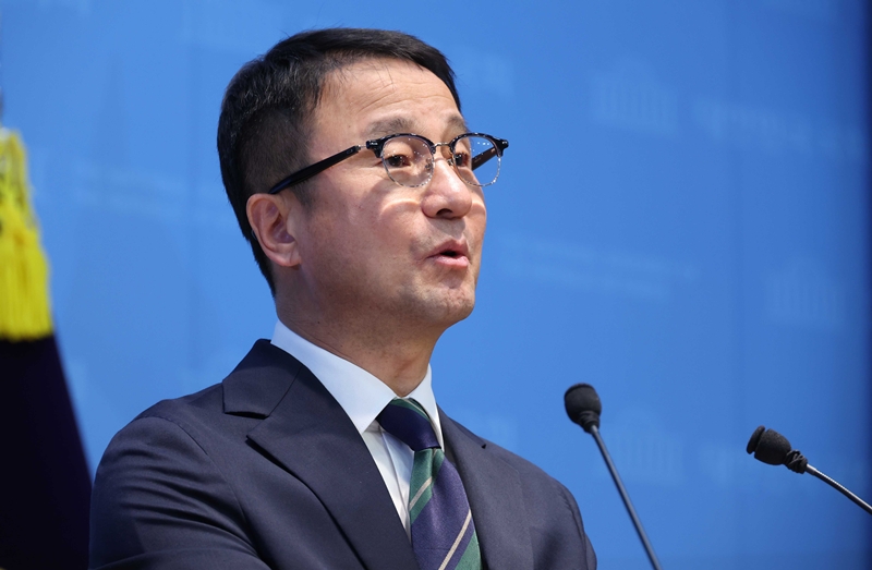 한병도 전 더불어민주당 원내대표가 지난 23일 오전 서울 여의도 국회 소통관에서 기자회견을 열고, 원내대표 연임 도전을 선언하고 있다. / 뉴시스