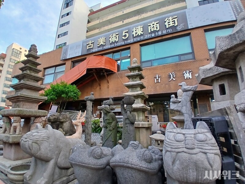 상인들에 말에 따르면, 답십리 고미술상가는 최근 입점한 몇몇 곳들 외에는 임차가 아닌 자가다. 사진은 고미술상가 5동. / 사진=김지영 기자