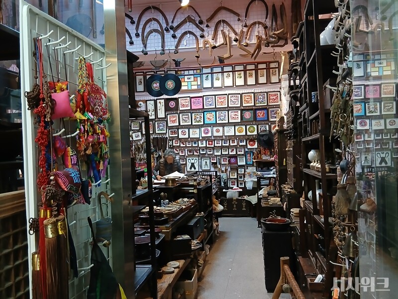 최근 답십리 고미술거리를 찾는 엠지(MZ) 세대들이 끊이지 않고 있다. 사진은 고미술상가 2동의 한 상점. / 사진=김지영 기자