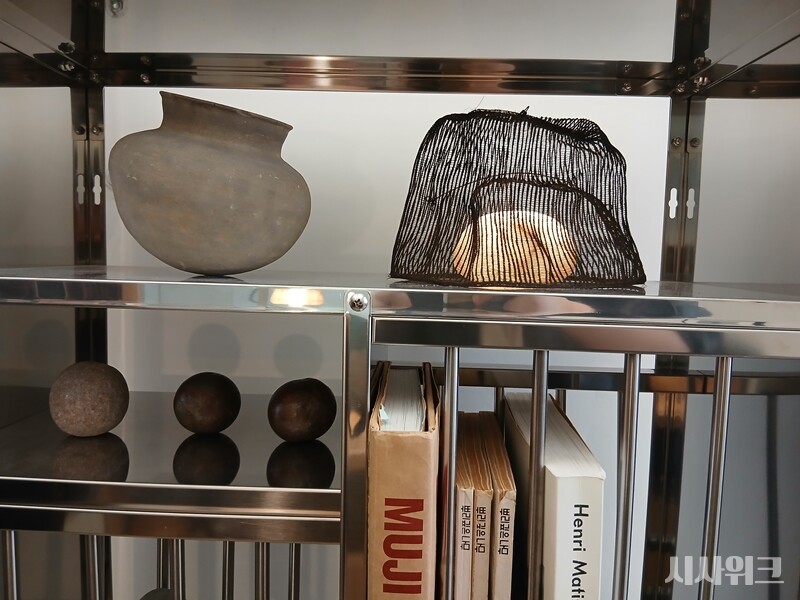 2세대 고미술 상점은 고미술품을 일상에서 쓸 수 있는 인테리어 소품으로서 조명하고, 이 과정에 인스타그램을 활용했다. 사진은 호박 포크 아트 갤러리의 상품으로, 감투를 동그란 조명 위에 씌워 원래 하나의 소품인 것처럼 연출한 모습. / 사진=김지영 기자