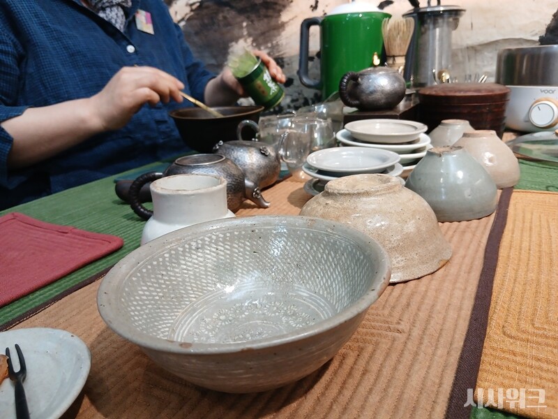 골동품점 ‘예명당’을 운영하는 정영섭(66) 씨 부부는 매장에 방문하는 이들에게 무료로 말차와 다과를 대접한다. / 사진=김지영 기자