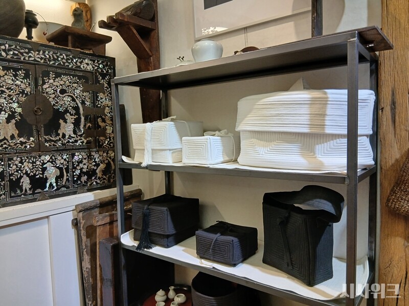 누빔이란 고려 말부터 이어져 온 전통 섬유공예 기술로, 겉감과 안감 사이에 솜을 넣고 촘촘하게 홈질로 고정하는 기법이다. 사진은 예명당의 누빔함. / 사진=김지영 기자