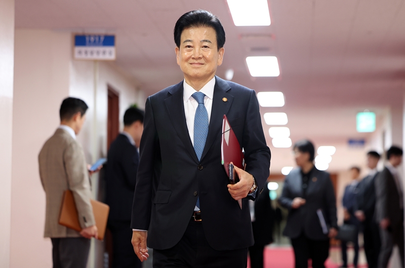 정동영 통일부 장관이 지난 21일 서울 종로구 정부서울청사에서 열린 국무회의 겸 비상경제본부회의에 참석하고 있다. / 뉴시스