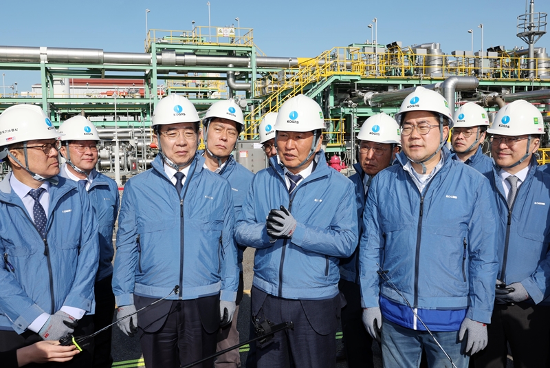 더불어민주당 정청래 대표와 박찬대 인천시장 후보가 24일 오전 인천 한국가스공사 인천 LNG 생산기지를 방문해 관계자로부터 시설 관련 설명을 듣고 있다. / 뉴시스