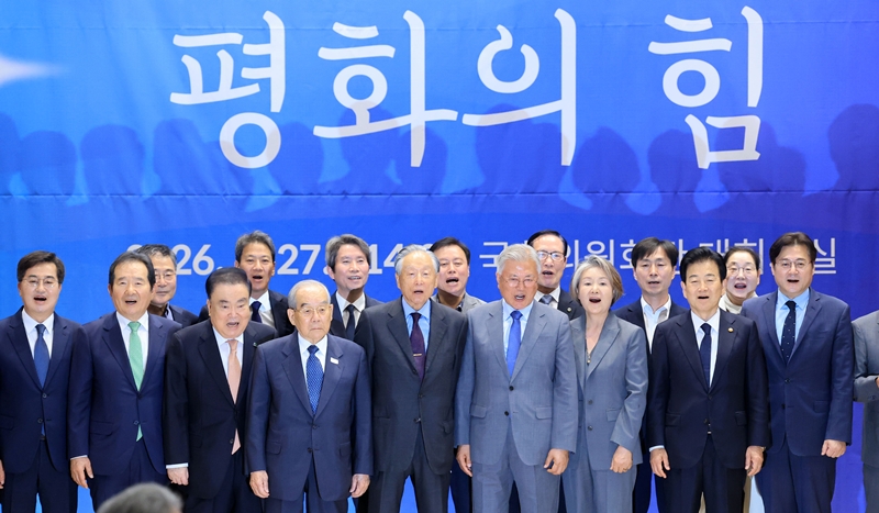 문재인 전 대통령과 부인 김정숙 여사 및 참석자들이 27일 서울 여의도 국회에서 열린 판문점 선언 8주년 기념식에서 기념촬영을 하고 있다.(공동취재) / 뉴시스