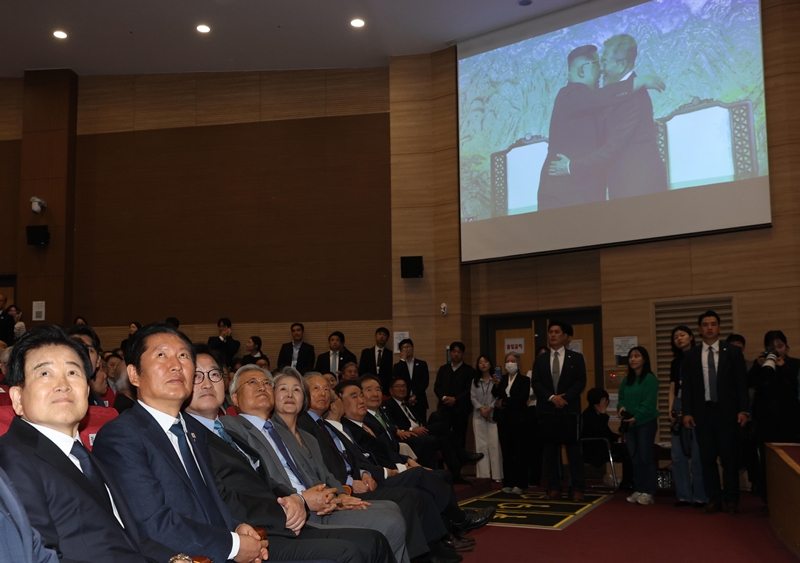 문재인 전 대통령과 우원식 국회의장, 정청래 더불어민주당 대표 및 참석자들이 27일 서울 여의도 국회에서 열린 판문점 선언 8주년 기념식에서 영상을 시청하고 있다.(공동취재) / 뉴시스