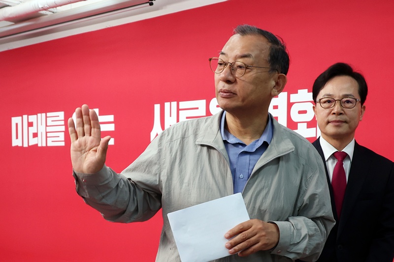 이정현 전 공관위원장은 MBC 라디오 ‘김종배의 시선집중’에서 “많은 국민과 당원들이 국민의힘의 변화를 원했고, 기득권 정치를 건드려주기를 바랬다”며 “다시 (공천을) 한다고 하더라도 그(김영환 컷오프) 방식으로 할 것”이라고 말했다. / 뉴시스