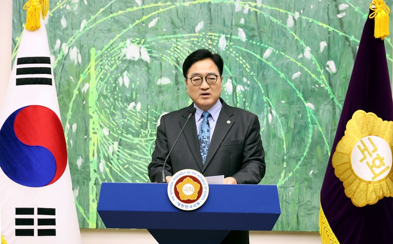 우원식 국회의장이 27일 오전 국회에서 열린 개헌 관련 기자회견에서 발언을 하고 있다. / 뉴시스